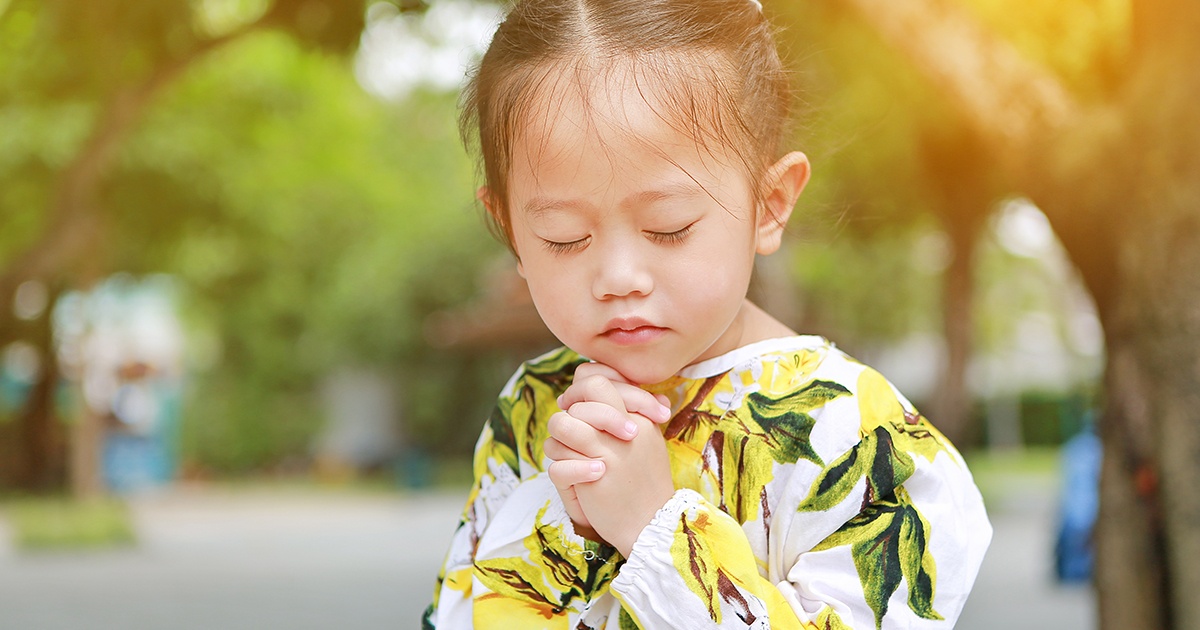 child praying outside - 1200