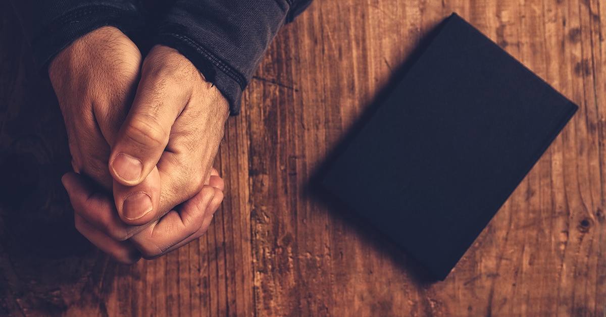 man_praying_with_Bible | Wycliffe Associates Accelerating Bible Translation man_praying_with_Bible | Wycliffe Associates Accelerating Bible Translation