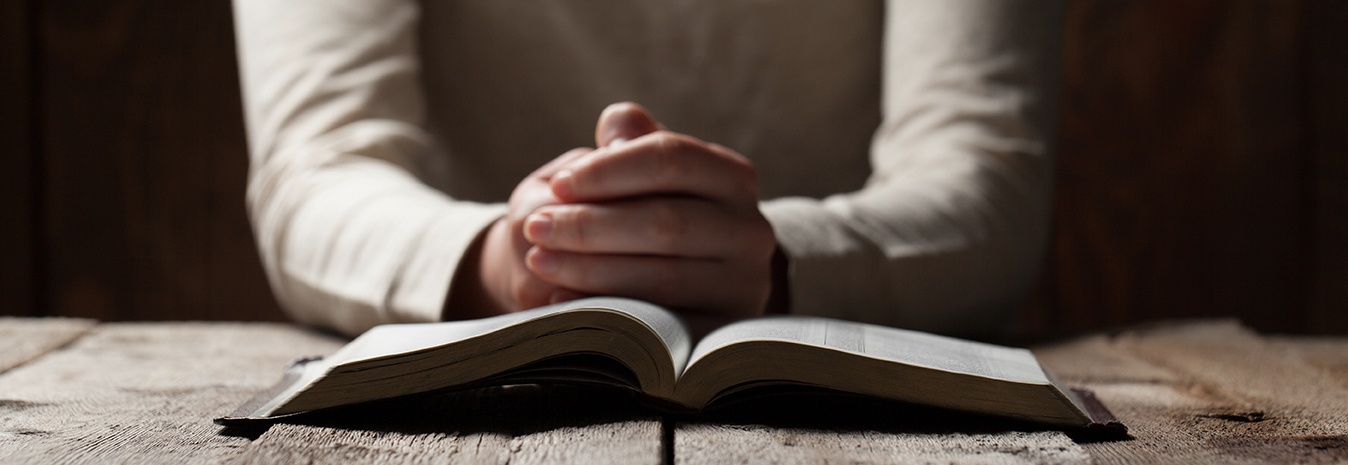 praying_hands_bible_wood_table_sm